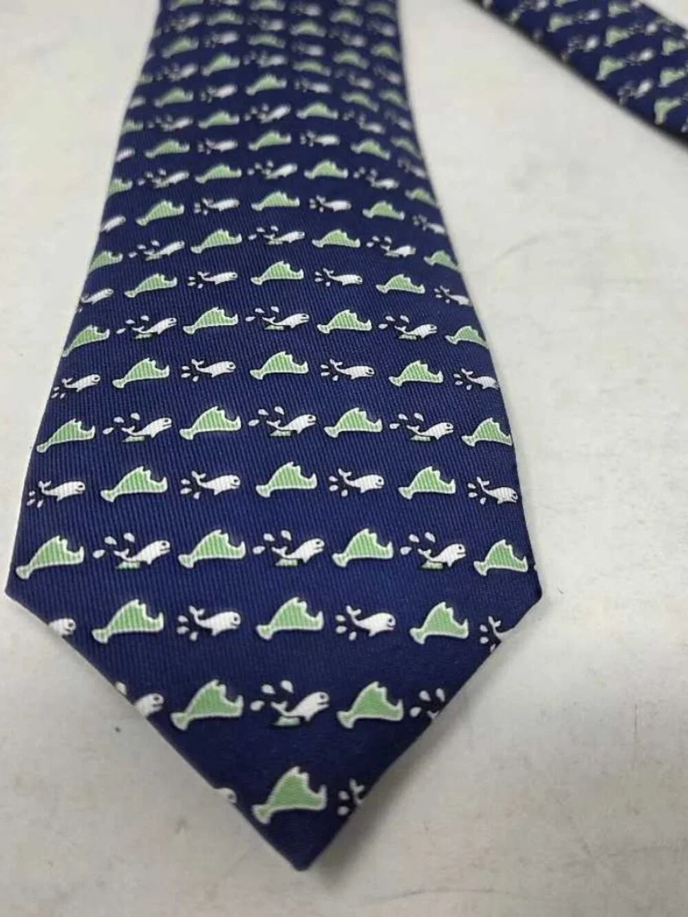 New boys Vineyard Vines classic whale printed 100% silk tie / Made in USA